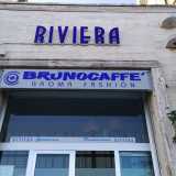 Ripartiamo quindi alla volta del rione Madonnella. Sul lungomare Nazario Sauro, accanto all'inconfondibile Hotel delle Nazioni, c'� il Gran caff� Riviera...